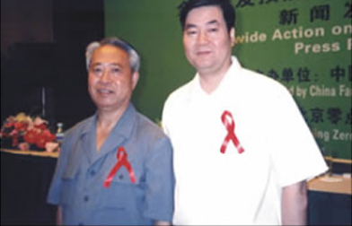 時(shí)任中國(guó)計(jì)劃生育政協(xié)常務(wù)副會(huì)長(zhǎng)楊魁孚與袁曉峰在一起